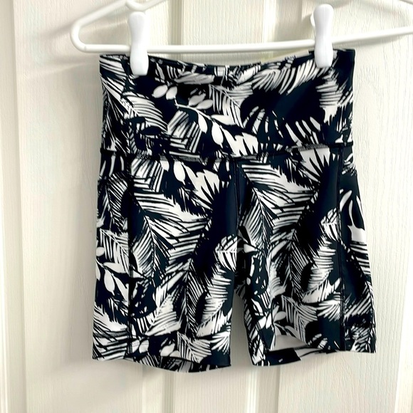 Old Navy Black and White Bike Shorts with Tropical Print 6” Inseam Size S - Picture 1 of 5